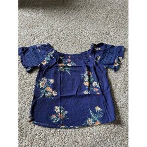 Eye Shadow Womens Blue Floral Casual Top Size Medium Short Sleeve Pull Over